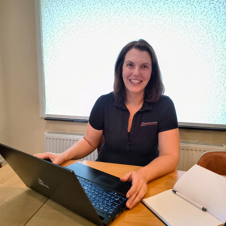 Cornelia Behrendt von Mein Healthy Home am Schreibtisch – Ansprechpartnerin für Analyse und Beratung bei Feuchtigkeit und Schimmel.